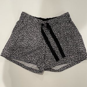 Lululemon Spring Breakaway Short Sz 4